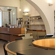 Saggistica, tavoli studio, consultazione, internet, Microsoft Office, fotocopiatrice, prestito interbibliotecario